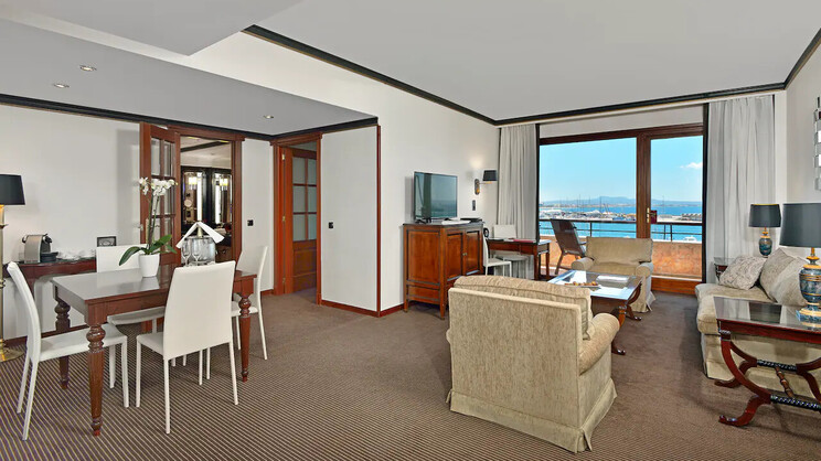 RedLevel Suite Sea and Cathedral View 